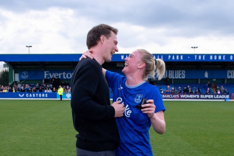 ​Ngôi sao nữ Everton trở lại sau sinh con, được bạn trai cầu hôn ngay trên sân