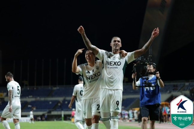 전북, 광주 2-1 꺾고 20경기 연속 무패...티아고 극장골