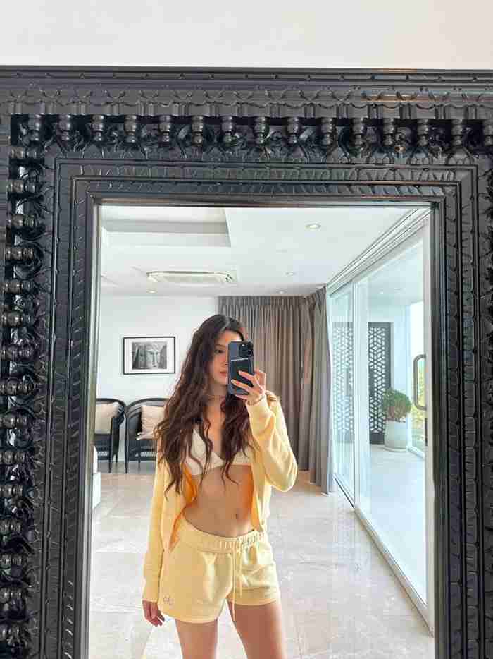 แครอท ปภาดา ถึงแม้ว่าใส่เสื้อคลุมสีเหลือง แต่ก็ปกปิดความเซ็กซี่ของเธอไม่ได้จริง ๆ