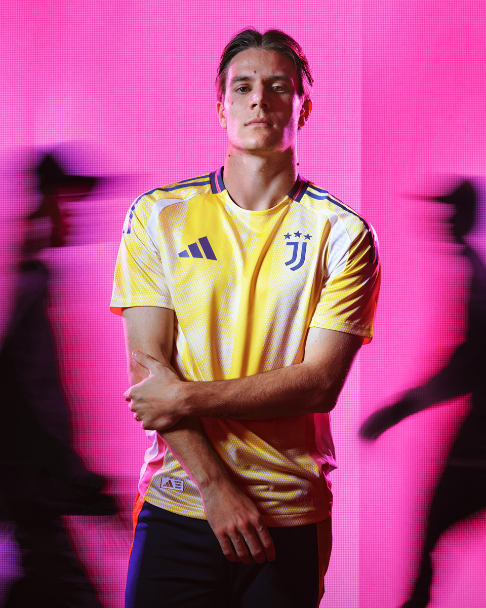 ​Áo đấu sân khách Juventus cho mùa giải 2024-25