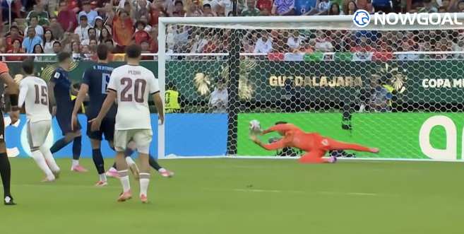 Spain Edge Uruguay 1-0 to Top Group H