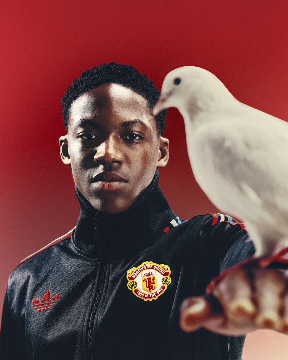 Adidas × Manchester United × Stone Roses loạt quần áo chung