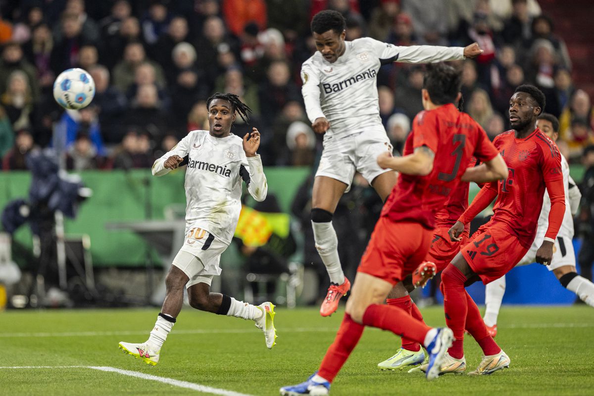 레버쿠젠 상대 공 다투는 김민재