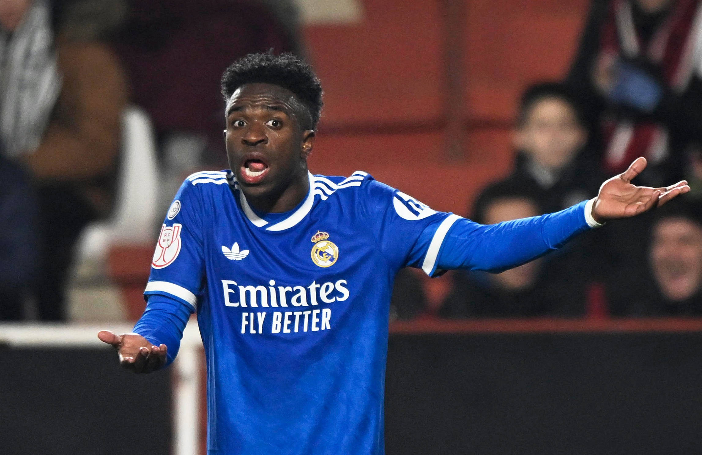 AS: Tiếng la ó của CĐV Real Madrid có thể ảnh hưởng đến việc gia hạn của Vinícius