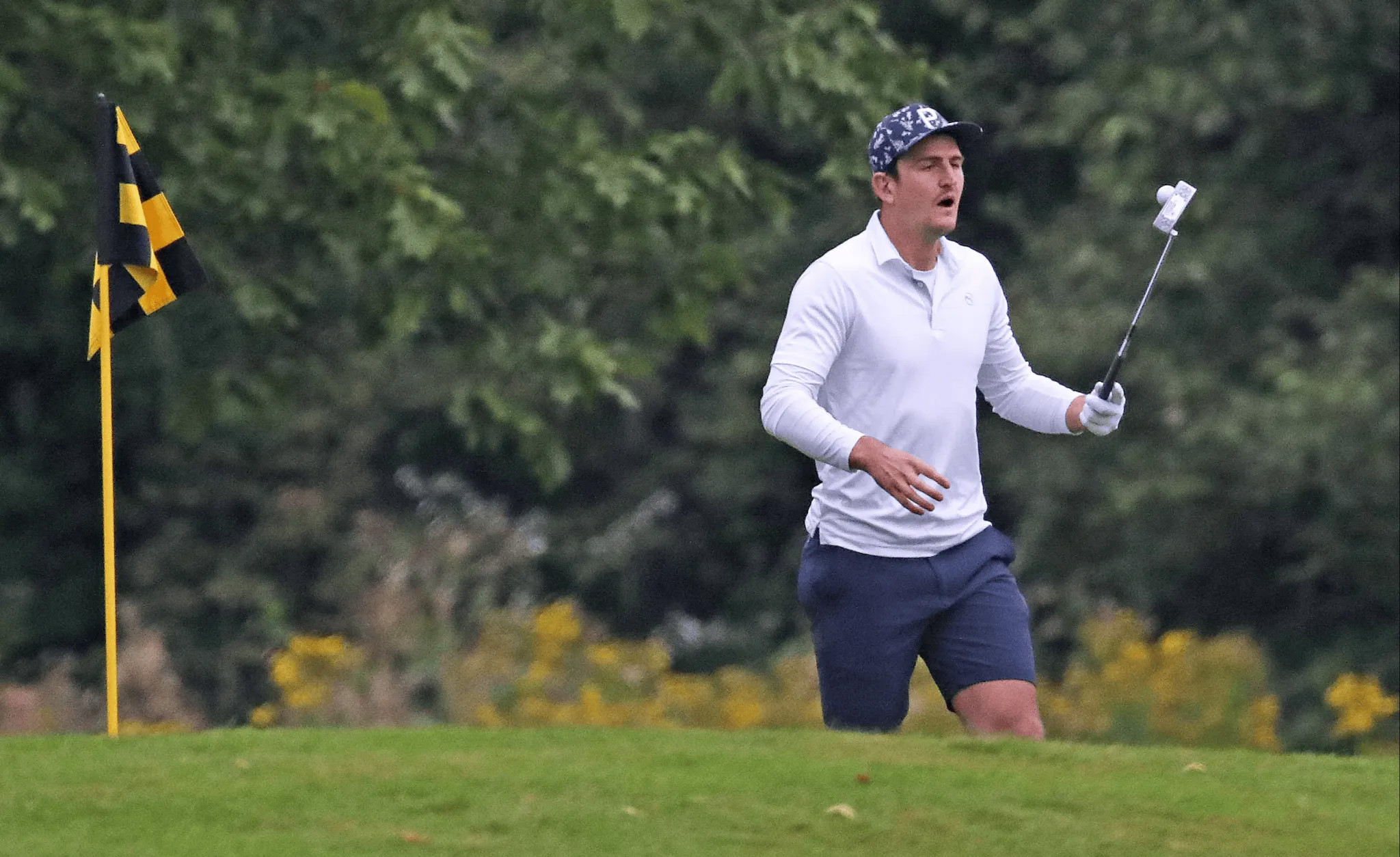 Sau khi thắng Fulham, Maguire bị chụp ảnh đang chơi golf