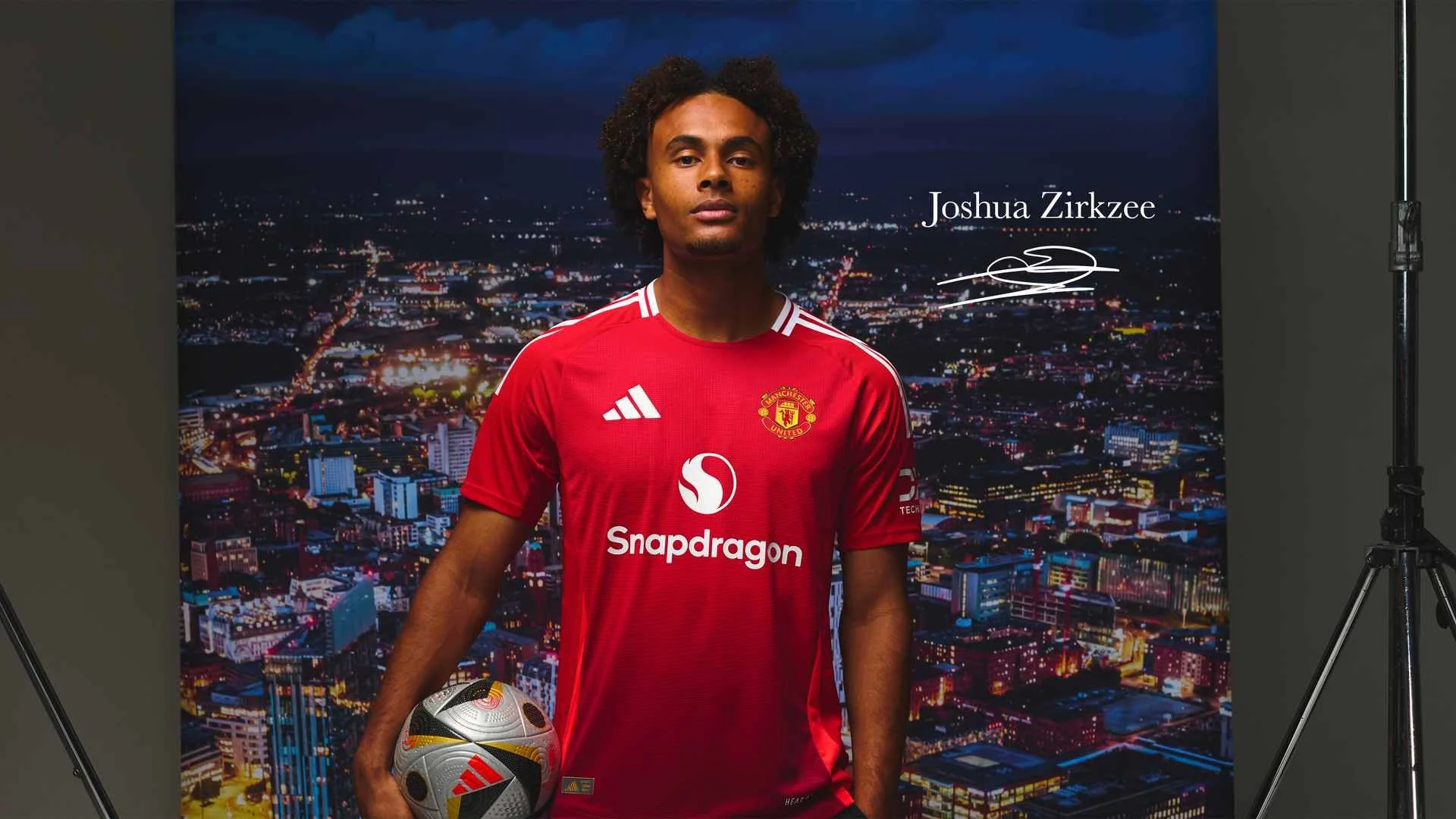 Manchester United Secure Joshua Zirkzee in £36.54m Deal