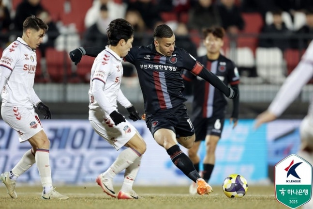 부천, 승강 PO 1차전서 수원FC에 1-0 승... 바사니 결승골