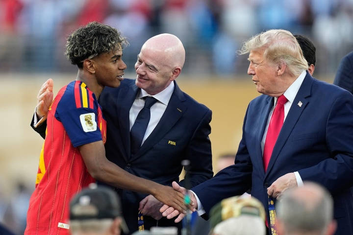 Lần đầu tiên Tổng thống Trump trao cúp! Tây Ban Nha vô địch World Cup 2026, đội trưởng Rodri giành Quả bóng Vàng World Cup!