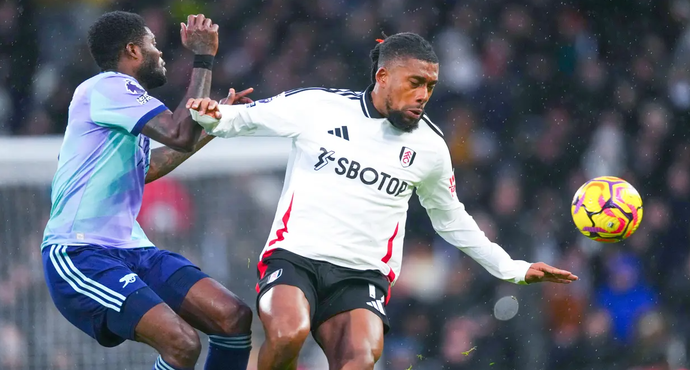 Photo: Fulham's Tight Defensive Line Frustrates Arsenal