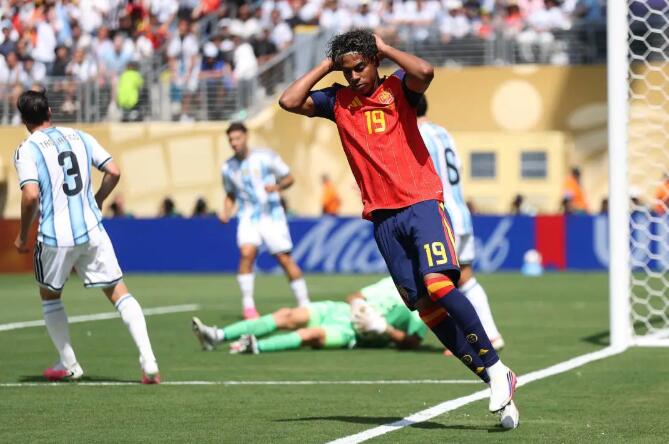 Spain Edge Ten-Man Argentina 1-0 in Extra Time to Reclaim World Cup After 16 Years