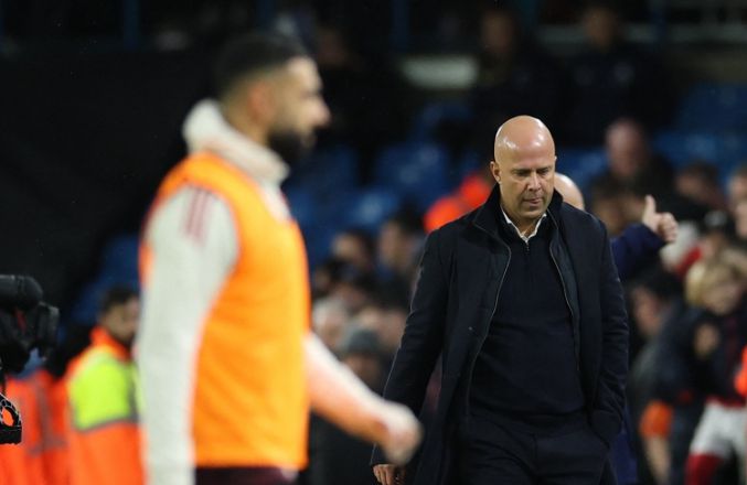 Ban lãnh đạo Liverpool ủng hộ Slot, sẽ thảo luận việc Salah có ra sân trước CAN hay không