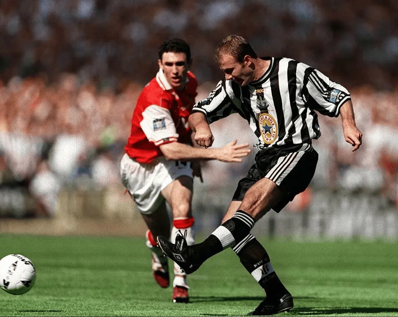 Keown: Tôi đã từng đối đầu với nhiều tiền đạo siêu sao, nhưng có một huyền thoại của Tottenham khiến tôi ấn tượng nhất