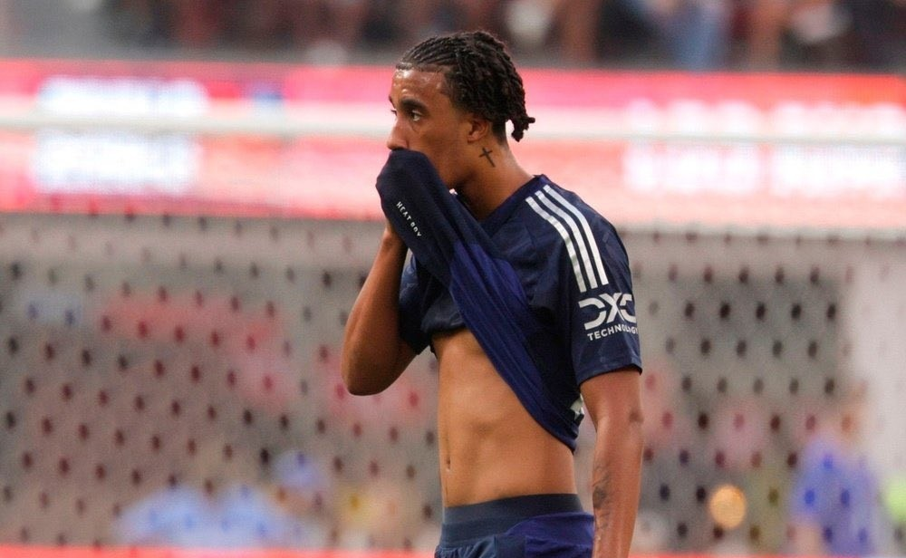 Manchester United's official statement confirms that new defender Yoro has successfully undergone foot surgery