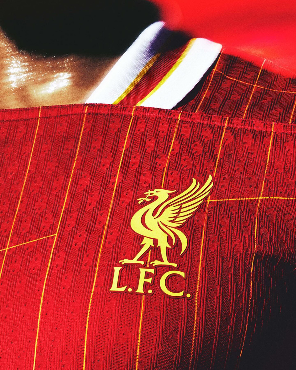 Áo thi đấu sân nhà Liverpool mùa giải 2024-25