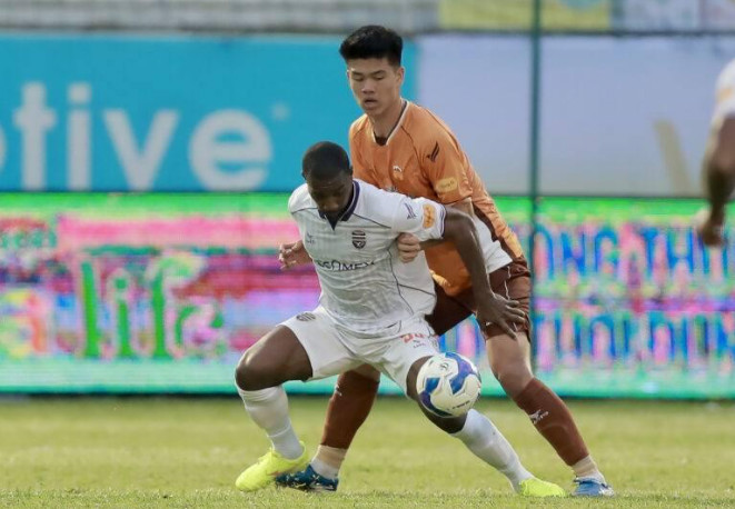 HLV Kim Sang Sik gọi trung vệ 18 tuổi, cao gần 2m đá giải ĐNÁ