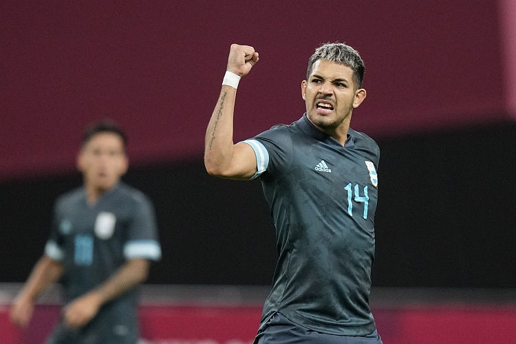 Sắp gia nhập! Phóng viên: hậu vệ người Argentina Medina đang kiểm tra y tế tại Leverkusen