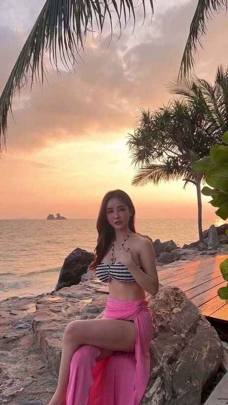 จิรารัตน์ สาวสวยและแสงอาทิตย์ยามเย็นช่วยเสริมกัน