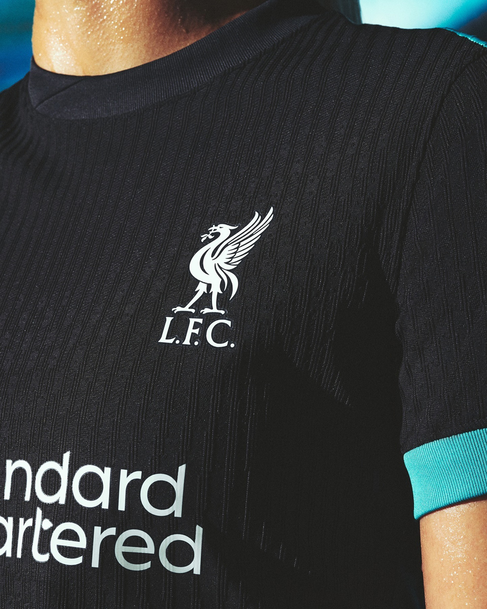 Áo đấu sân khách Liverpool cho mùa giải 2024-25