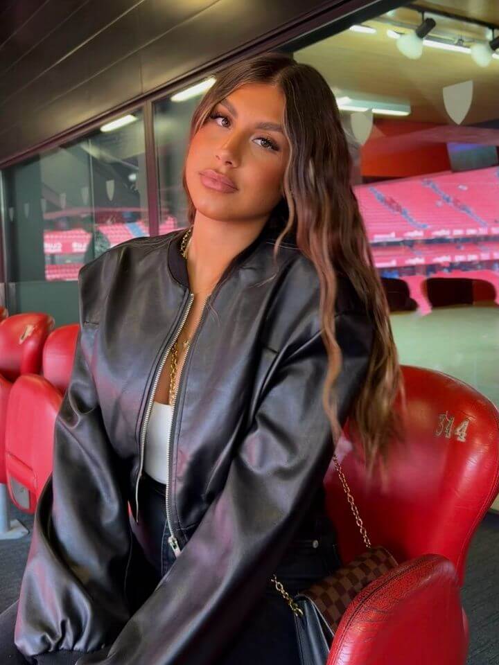 Drama Betis: Tiền vệ Deossa ngồi dự bị 4 trận liền, nghi liên quan tin đồn tình cảm với con gái huyền thoại Joaquín