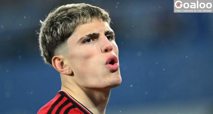 Barcelona's pursuit of Manchester United winger Alejandro Garnacho has reportedly been halted by manager Hansi Flick