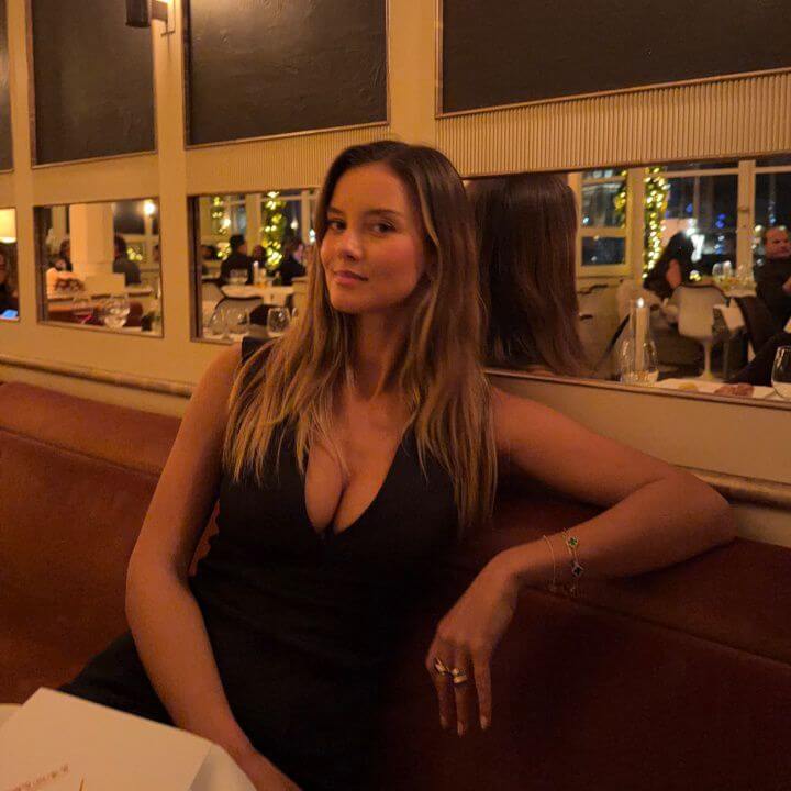 Bạn gái Hummels khoe ảnh đẹp trên mạng xã hội