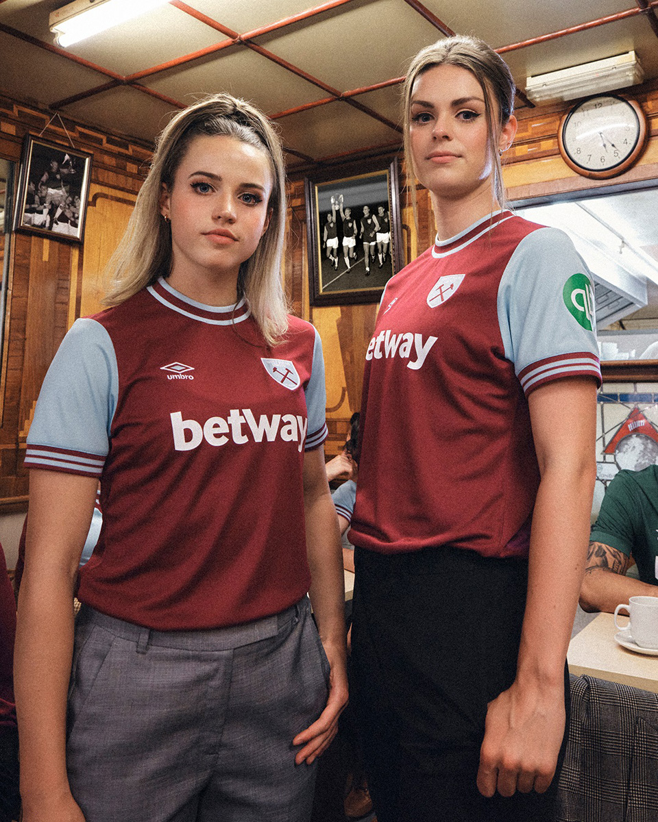 Áo đấu sân nhà của West Ham United cho mùa giải 2024-25