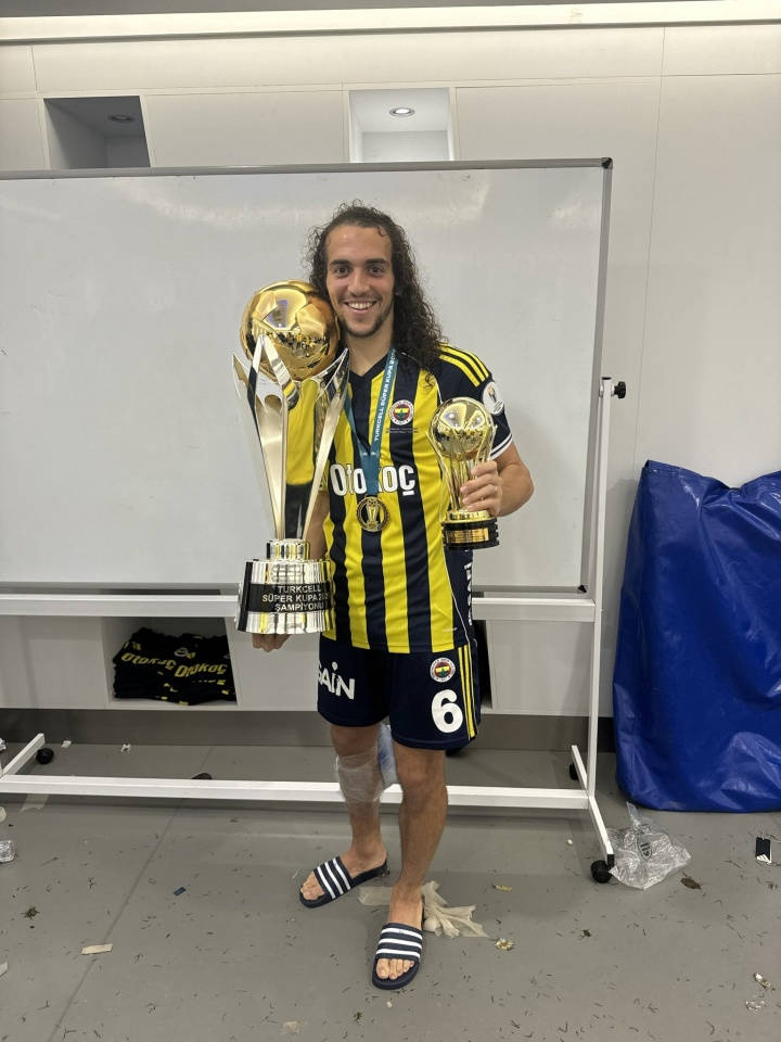 Hiệu quả tức thì! Fenerbahçe chi 28 triệu euro mua Guendouzi 26 tuổi 2 ngày trước, hôm nay anh ấy ghi bàn và giành chức vô địch