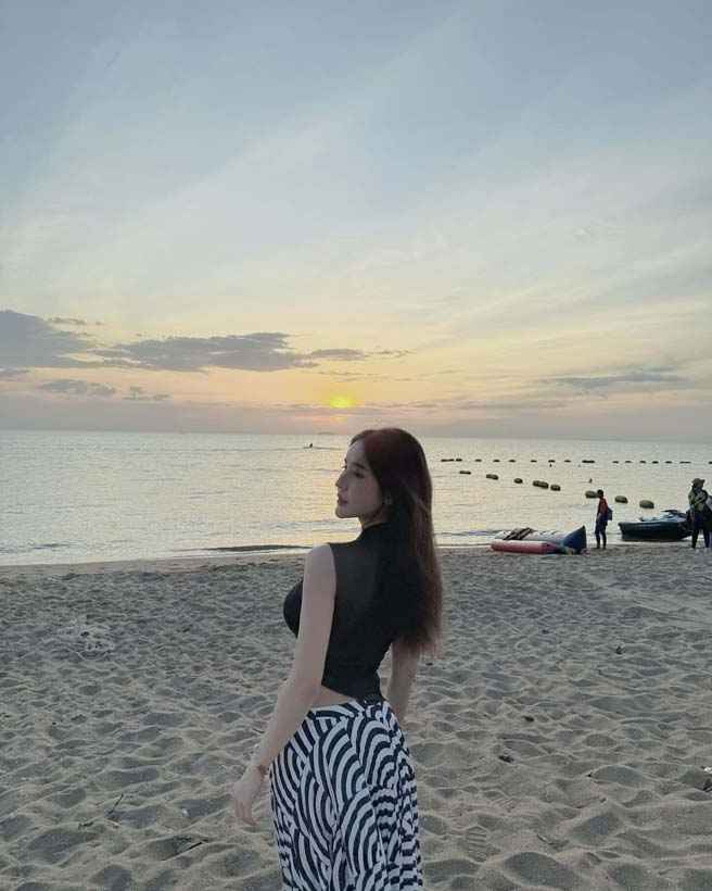 จิรารัตน์ สาวสวยและแสงอาทิตย์ยามเย็นช่วยเสริมกัน