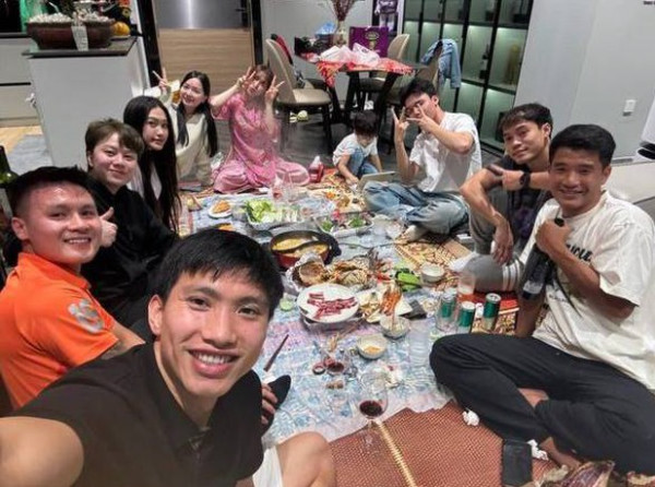Hoà Minzy xinh đẹp tụ tập cùng hội bạn thân làng bóng đá, từng vay tiền Văn Hậu làm MV nay đã trả hết chưa?