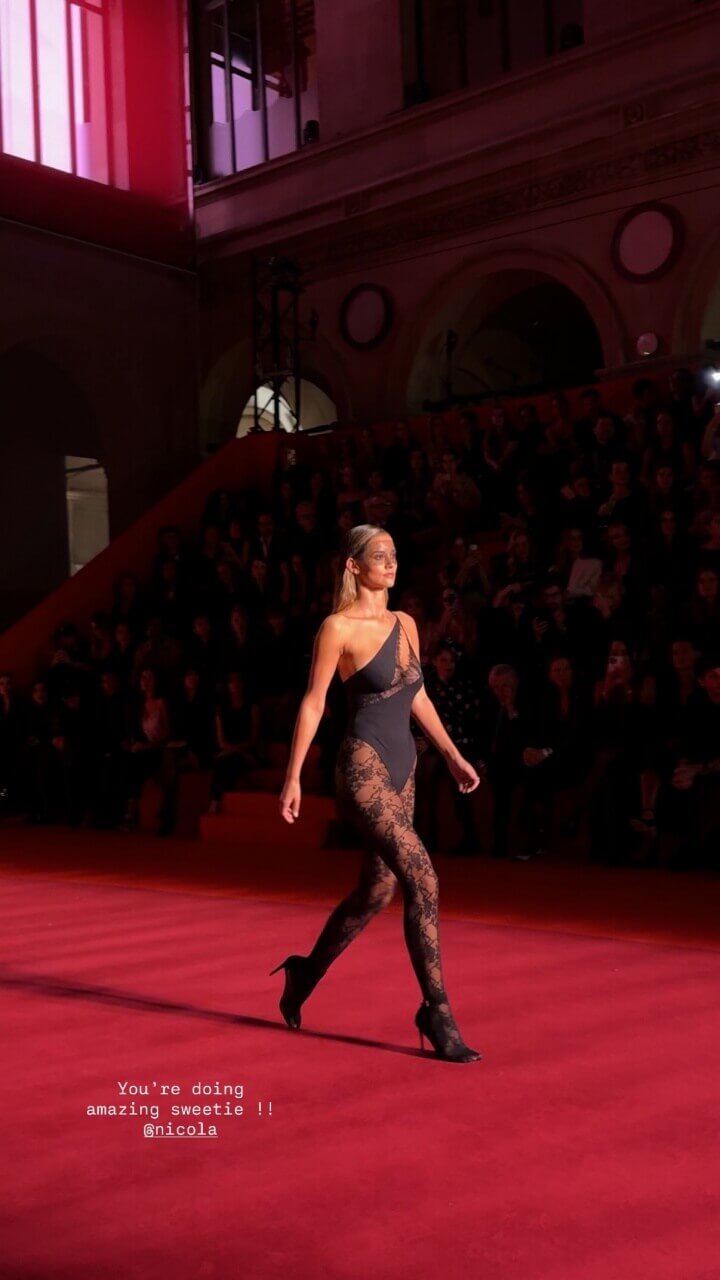 Show xã hội: bạn gái của Hummels sải bước trên sàn catwalk với bộ đồ lót gợi cảm, Kaká và Beckham chụp ảnh cùng nhau