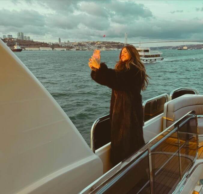 ​​Hạnh phúc quá 🥰 Icardi tổ chức tiệc sinh nhật cho vị hôn thê, khóa môi ngọt ngào trên du thuyền sang trọng