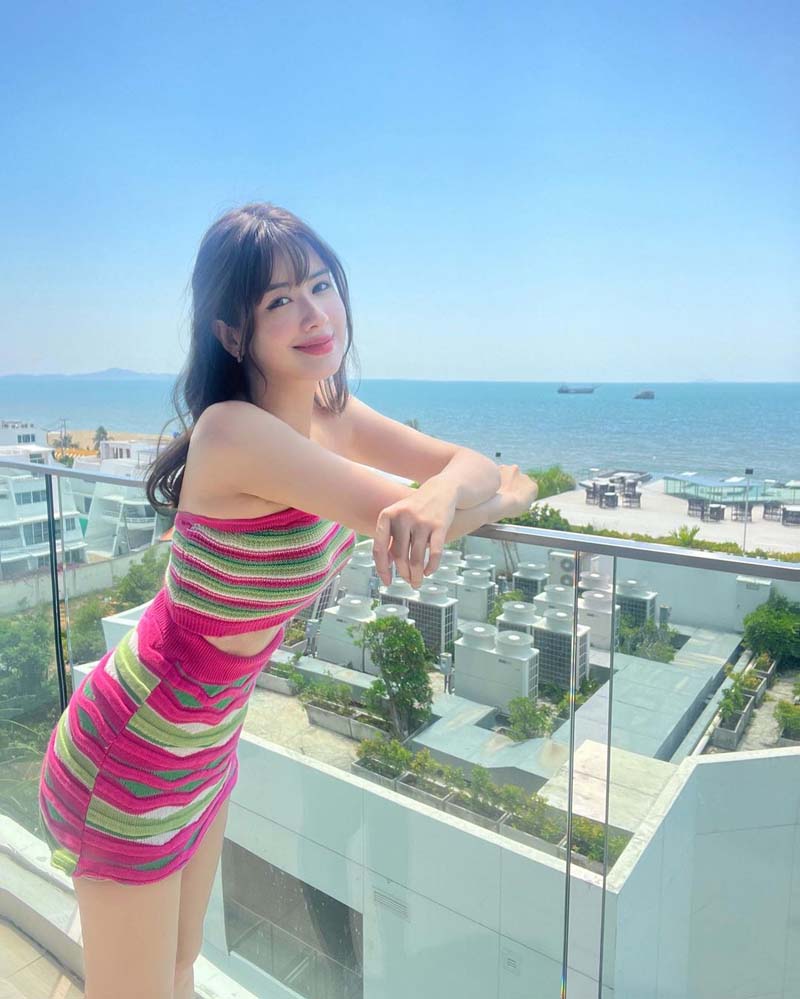 มิ้นท์ นวินดา แจกความสดใส นั่งชิลริมทะเล ในชุดสีเหลืองขับผิวออร่า เผยเนินอกเซ็กซี่เบา ๆ