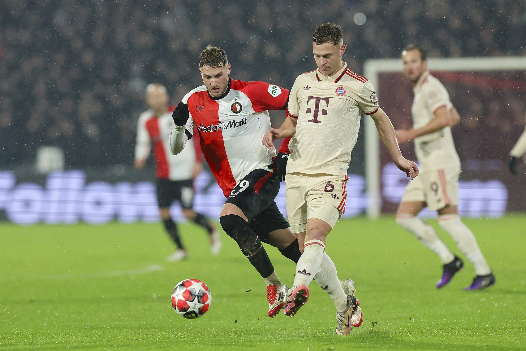 Truyền thông Đức: Hội đồng giám sát Bayern đã quyết định, dù Kimmich đồng ý gia hạn hợp đồng, anh cũng sẽ không được tăng lương hoặc nhận phí lót tay ​