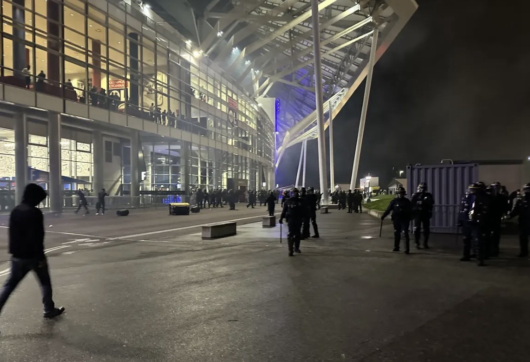 Lyon fans attacked Besiktas supporters in the square and 8 people have been arrested