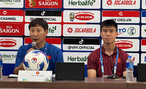HLV Kim Sang-sik: 'Campuchia mạnh lên, nhưng Việt Nam quyết thắng'