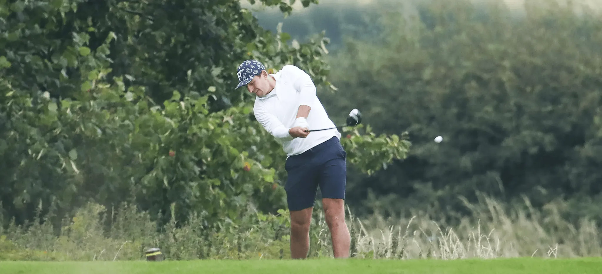 Sau khi thắng Fulham, Maguire bị chụp ảnh đang chơi golf