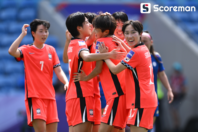 '신상우호' 여자 축구, 아시안컵 2연승으로 8강행 조기 확정...전유경·박수정 데뷔골로 필리핀 3-0 완파