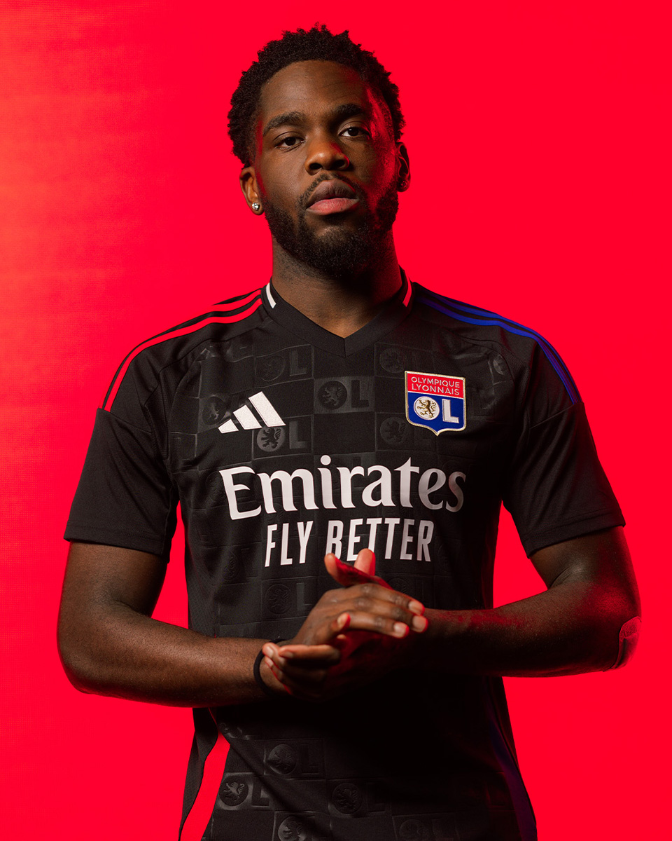 Áo đấu sân khách Lyonnais cho mùa giải 2024-25