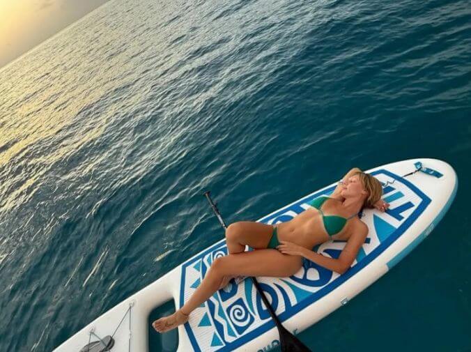 Báo The Sun giới thiệu bạn gái tin đồn của Mbappé : hot girl kiêm diễn viên, từng vướng nghi vấn với Vinícius