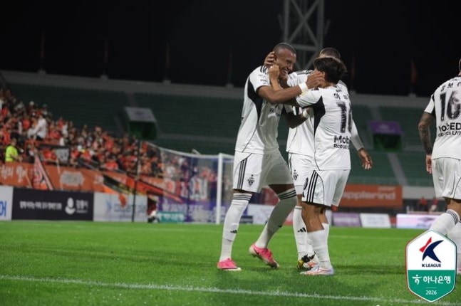 광주FC, K리그 역대 최다 '연속 무승' 불명예…강원-전북, 무승부