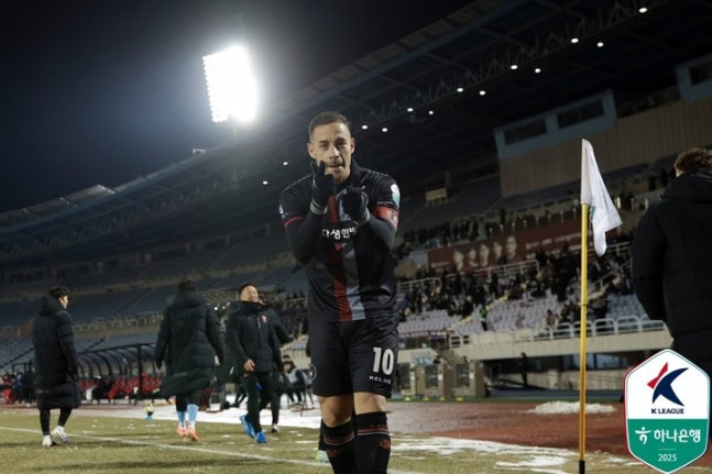 부천, 승강 PO 1차전서 수원FC에 1-0 승... 바사니 결승골