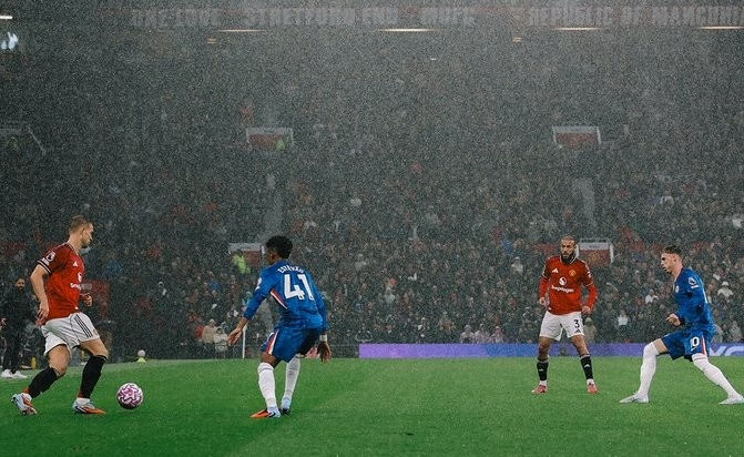 Chelsea chỉ thắng 6 trong số 33 trận sân khách tại Premier League trước Manchester United, đây là tỷ lệ thắng thấp nhất của họ trước hơn 10 đối thủ