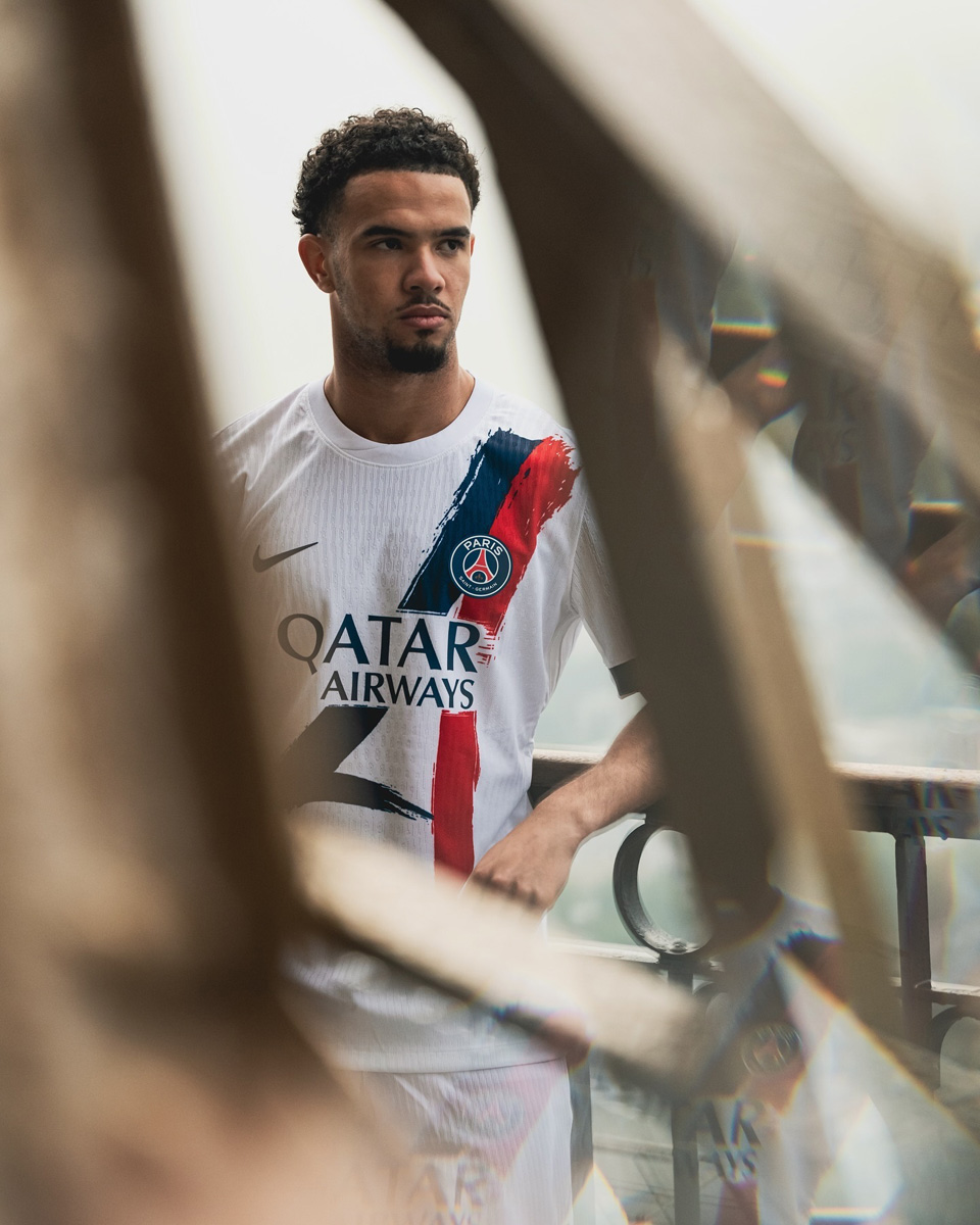 Áo đấu sân khách của Paris Saint-Germain cho mùa giải 2024-25