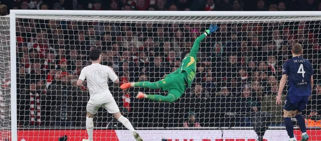 Arsenal 1-1 Manchester United (sút luân lưu 3-5) | Bayindir xuất sắc cản phá, Man Utd 10 người loại Arsenal trong loạt sút luân lưu