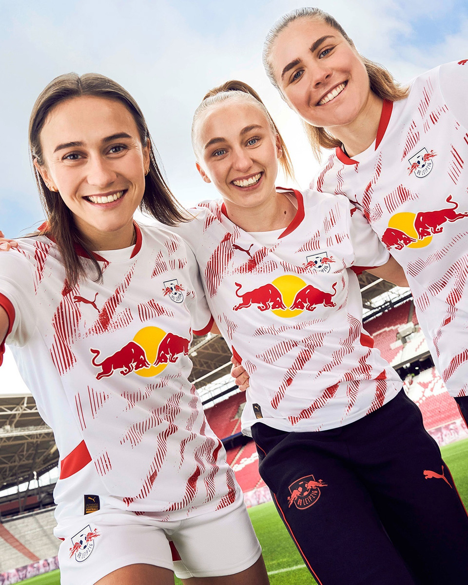 Áo đấu sân nhà của Leipzig cho mùa giait 2024-25