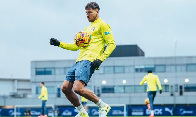 Paul Merson: Manchester Derby Presents a Chance for Man Utd Amid City’s Crisis