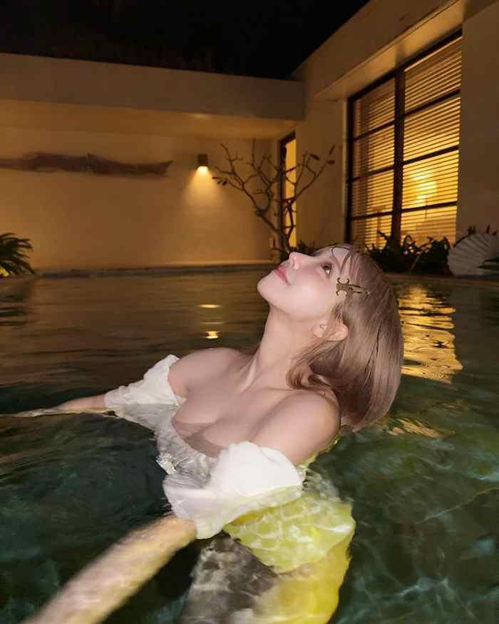 อดีตนางเอกตัวท็อป ขอเซ็กซี่เบา ๆ โชว์นั่งแช่สระน้ำ ทำคนหลุดโฟกัส ไลก์เป็นแสน