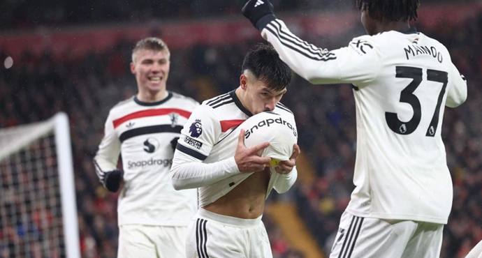 นำจ่าฝูงด้วย 46 คะแนน ลิเวอร์พูลเสมอกับแมนเชสเตอร์ ยูไนเต็ด 2-2