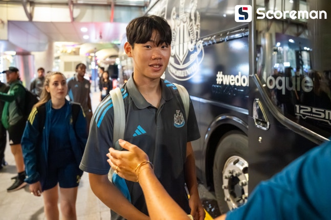 EPL 뉴캐슬, 환영 받으며 입국… ‘신입’ 박승수는 태극기 휘날렸다