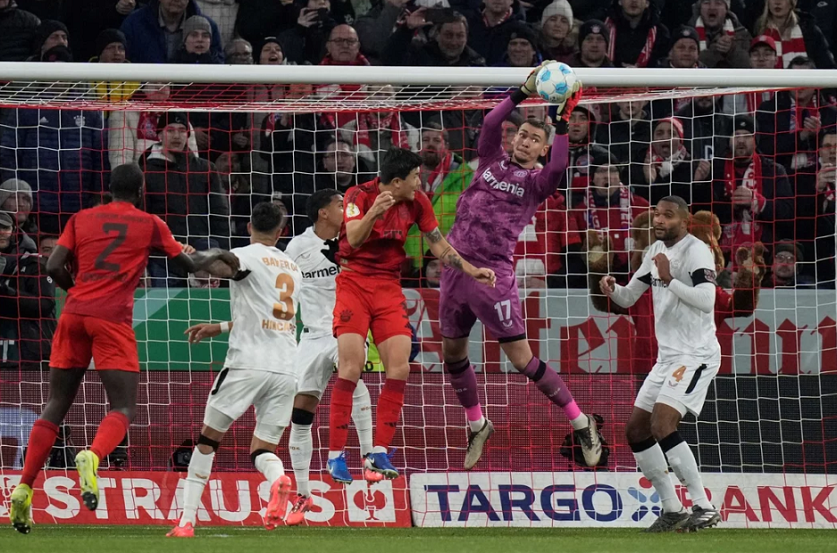 레버쿠젠 상대 공 다투는 김민재